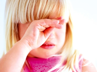 Coçar os olhos em excesso pode causar danos à visão